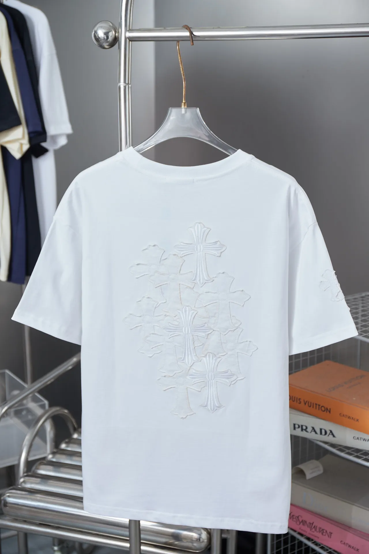 🅿️220 Ch*ome Hearte 25SS early spring new style, appliqué embroidered heart cross short sleeves, light luxury, essential item for daily commuting for men and women, correct version, welcome to compare, detailed features · 320g 100% pure cotton double yarn jersey fabric · Custom dyed in the same vat, special thickened 32 pieces double-strand 1X1 thread · Imported Tajima machine embroidery tatami embroidery ➕This cloth patch embroidery · Collar, cuffs, and hem are hand-frayed · Double-needle stitching across seams · Original main mark, washed tag, branded moisture-proof paper packaging Color: Black/White/Pink Size: S/M/L/XL